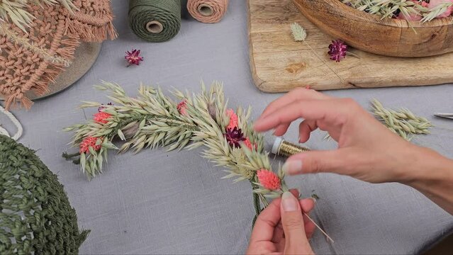 Frau bindet Trockenblumen zu einem Kranz, getrocknete Blumen, Video Anleitung
