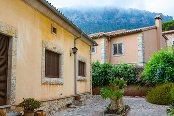 Obraz premium View of a medieval street of the picturesque Spanish-style village Valdemossa in Majorca or Mallorca island, Spain.