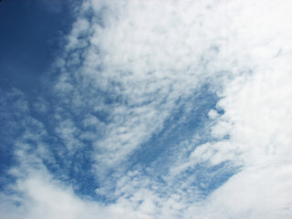 Obraz premium Scattered clouds in the blue sky