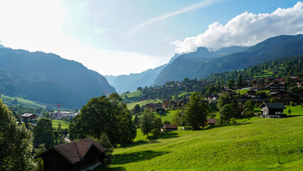 緑豊かなスイスアルプス山麓の美しい村、グリンデルワルト