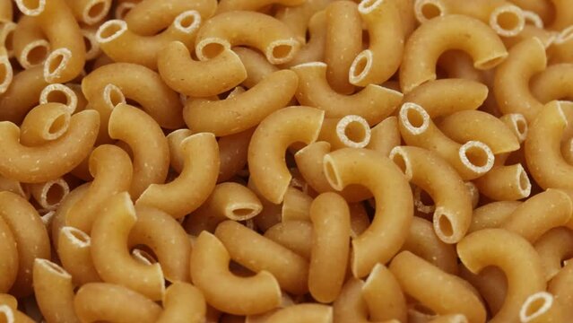 gros plan sur des p&acirc;tes "coquillettes" crues 