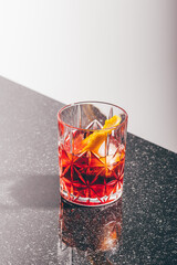 Negroni im Glas mit Orange