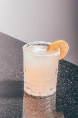 Cocktail im Glas mit Zitrone