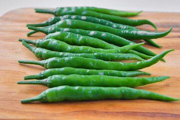 白背景の青唐辛子　コピースペースあり Green chili peppers (chile verde) on white background with copy space