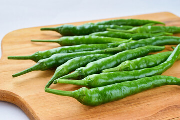 白背景の青唐辛子　コピースペースあり Green chili peppers (chile verde) on white background with copy space