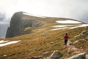 Wanderin wandert auf den Barden auf der Insel Senja