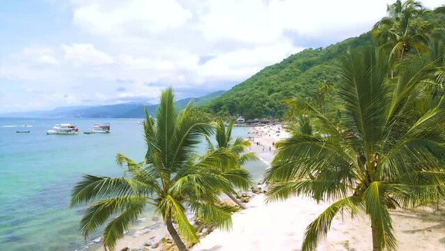 Video de La hermosa playa de Las Animas al sur de Puerto Vallarta donde el mar se une con la inmensidad de las monta&ntilde;as en el caribe mexicano con los rayos del calor de verano en vacaciones