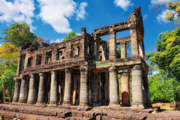 Fototapeta premium Timeless elegance: Ancient colonnade, ruins of a Khmer building adorned with majestic columns, Preah Khan.