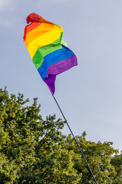 Schwingende Regenbogenfahne CSD Pride