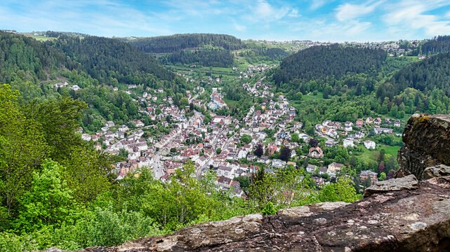 Blick von der Burgruine Hohenschramberg auf Schramberg
