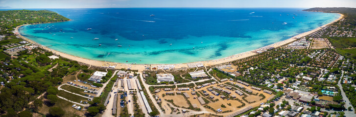 Photo aérienne de la plage de Pampelonne à Ramatuelle dans le Golfe de Saint-Tropez dans le Var.