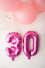 Festejo número 30 con globos rosados