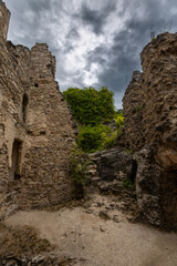 im Inneren einer alten Burgruine