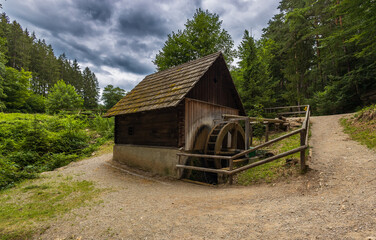 historische alte Wassermühle am Rande eines kleinen Baches