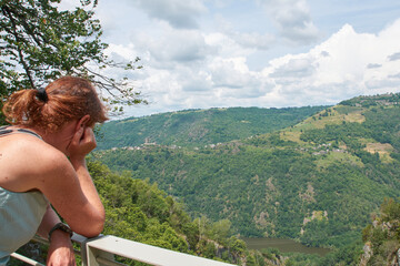 femme profitant de la vue