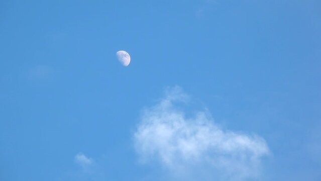 Luna y nubes