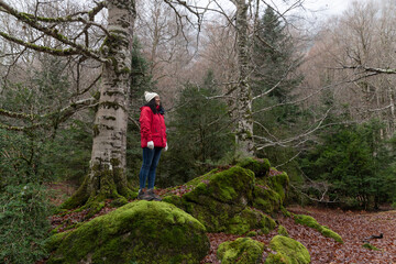 Obraz premium Woman in the autumn forest