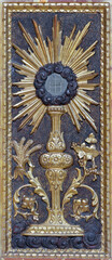 VARALLO, ITALY - JULY 17, 2022: The monstrance carved polychrome relief on the tabernacle in the church Basilica del Sacro Monte by unknown artist. - obrazy, fototapety, plakaty