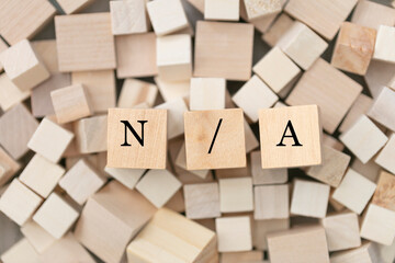 Obraz premium N/A (not available) concept. Abstract geometric wooden dice. N/A icon. 