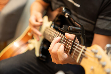 Manos de hombre de piel blanca, latino, listo para tocar guitarra en un estudio de grabación