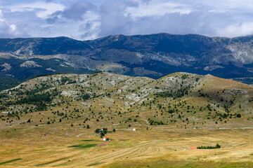 Obraz premium Sunshine and clouds in mountains