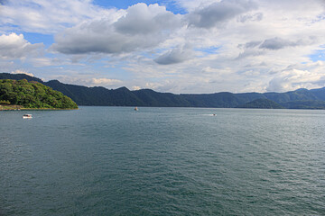 El lago de Coatepeque es un cráter