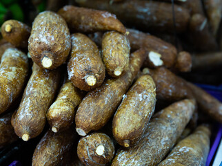Obraz premium Close-up photo of fresh bunch of cassava tubers in market.