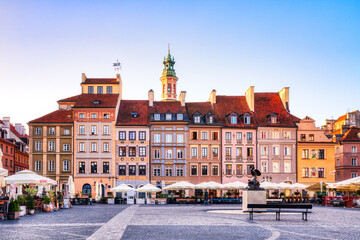 Old Town Square in Warsaw during a Sunny Day - obrazy, fototapety, plakaty