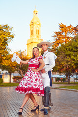retrato pareja joven chilena posando vestidos con traje de huaso de baila nacional cueca