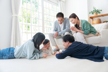 笑顔の三世代家族