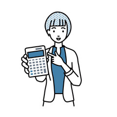 立って電卓を指差してこちらに向けて見せているジャケットの女性