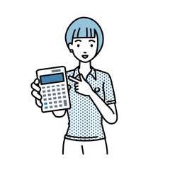立って電卓を指差してこちらに向けて見せているポロシャツの女性
