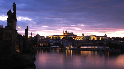 Obraz premium prague skyline and bridge over river in czech republic - palace, castle cathedral, sculpture on the bridge