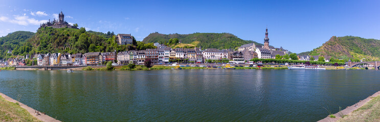 Fototapeta na wymiar Traditional half-timbered houses on the banks of the Moselle River in Cochem.