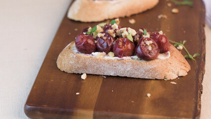 Toasts with goat cheese