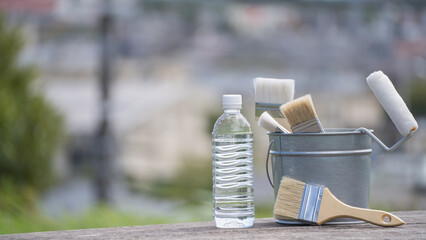 塗装道具とペットボトルの水｜屋外作業の熱中症対策　イメージ