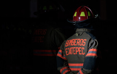 Bomberos de Ecatepec combatiendo un incendio