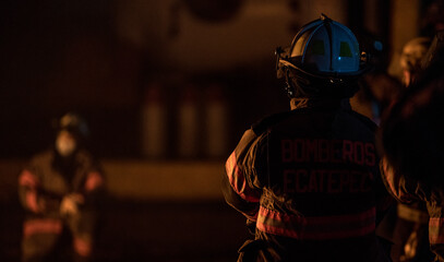 Fototapeta na wymiar Bomberos de Ecatepec combatiendo un incendio