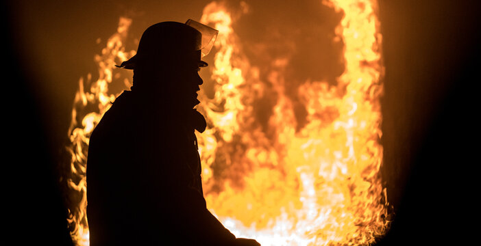 Bomberos de Ecatepec combatiendo un incendio