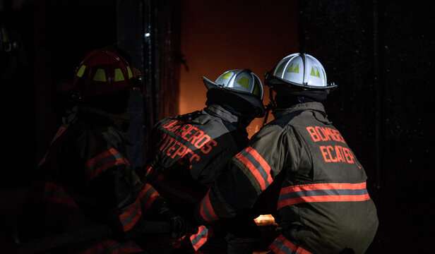 Bomberos de Ecatepec combatiendo un incendio