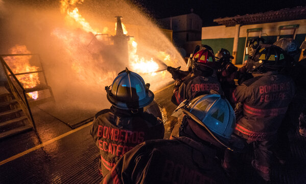Bomberos de Ecatepec combatiendo un incendio