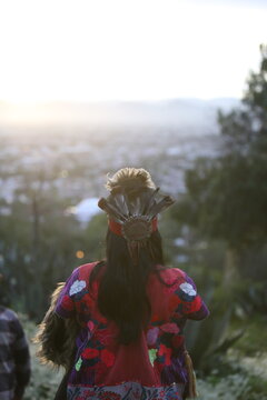 Mujer al amanecer con penacho