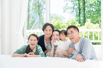 幸せな三世代家族