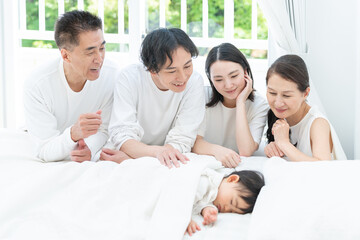 Fototapeta premium 幸せな三世代家族