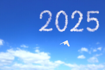 2025へ向かう紙飛行機
