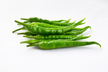 白背景の青唐辛子　コピースペースあり Green chili peppers (chile verde) on white background with copy space