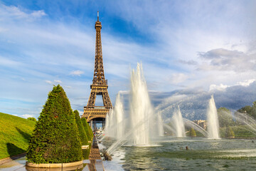 Eiffel Tower and fountains of Trocadero in Paris at sunset, France - obrazy, fototapety, plakaty