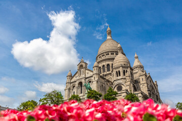 Fototapeta na wymiar Basilica of the Sacred Heart at Montmartre hill in Paris, France