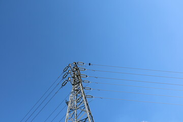 鉄塔に青い空