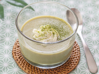 クリームをのせた抹茶豆乳プリン
